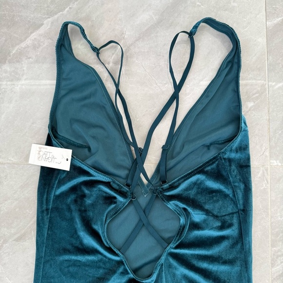 Women’s Gilligan & O’Malley Intimates Velvet Deep V-Neck Strappy Bodysuit Medium - Picture 8 of 16